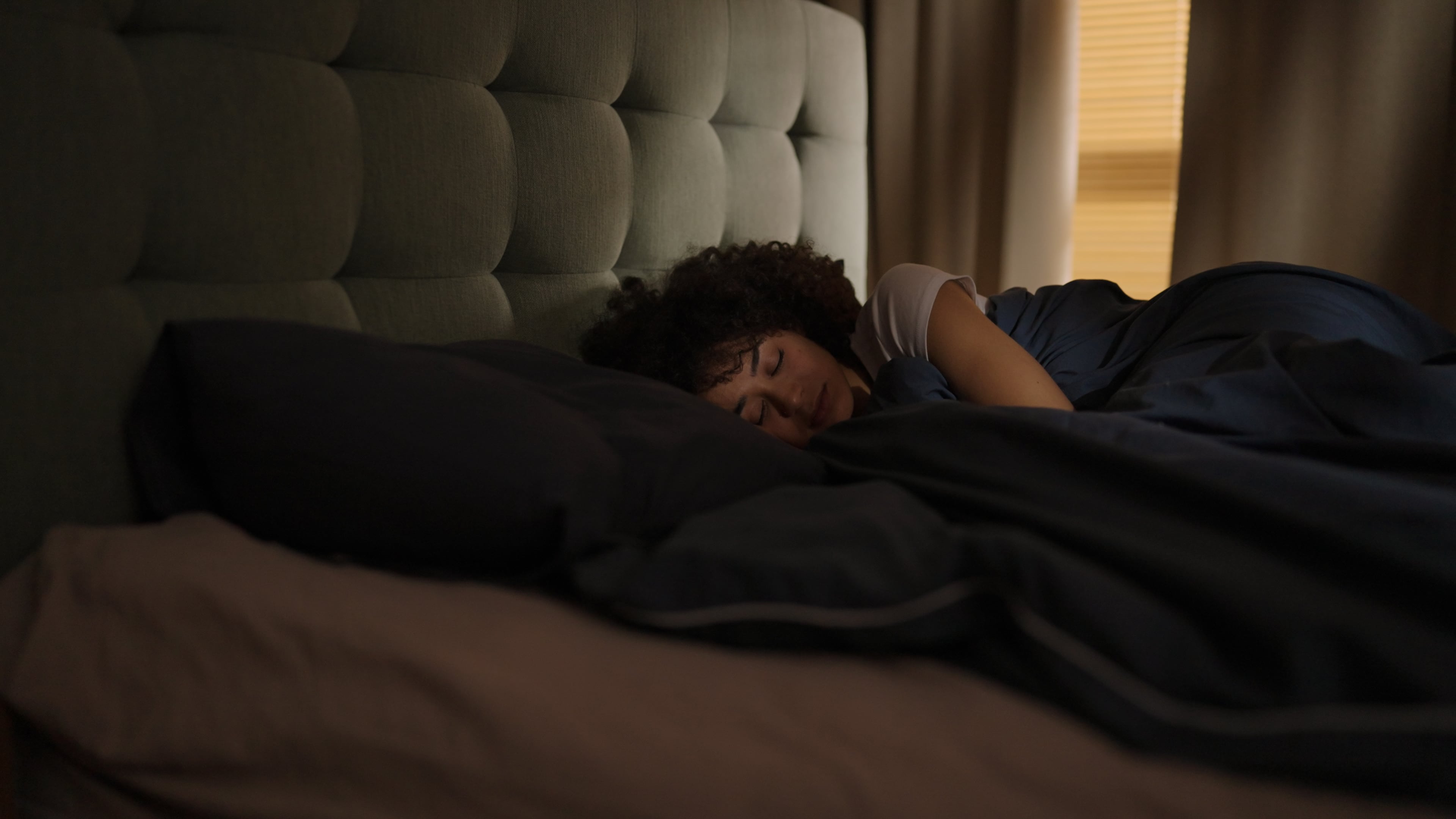 ¿Entrelazar los meñiques o mirar la luz del sol? Los expertos tumban los trucos virales para no despertarse a orinar