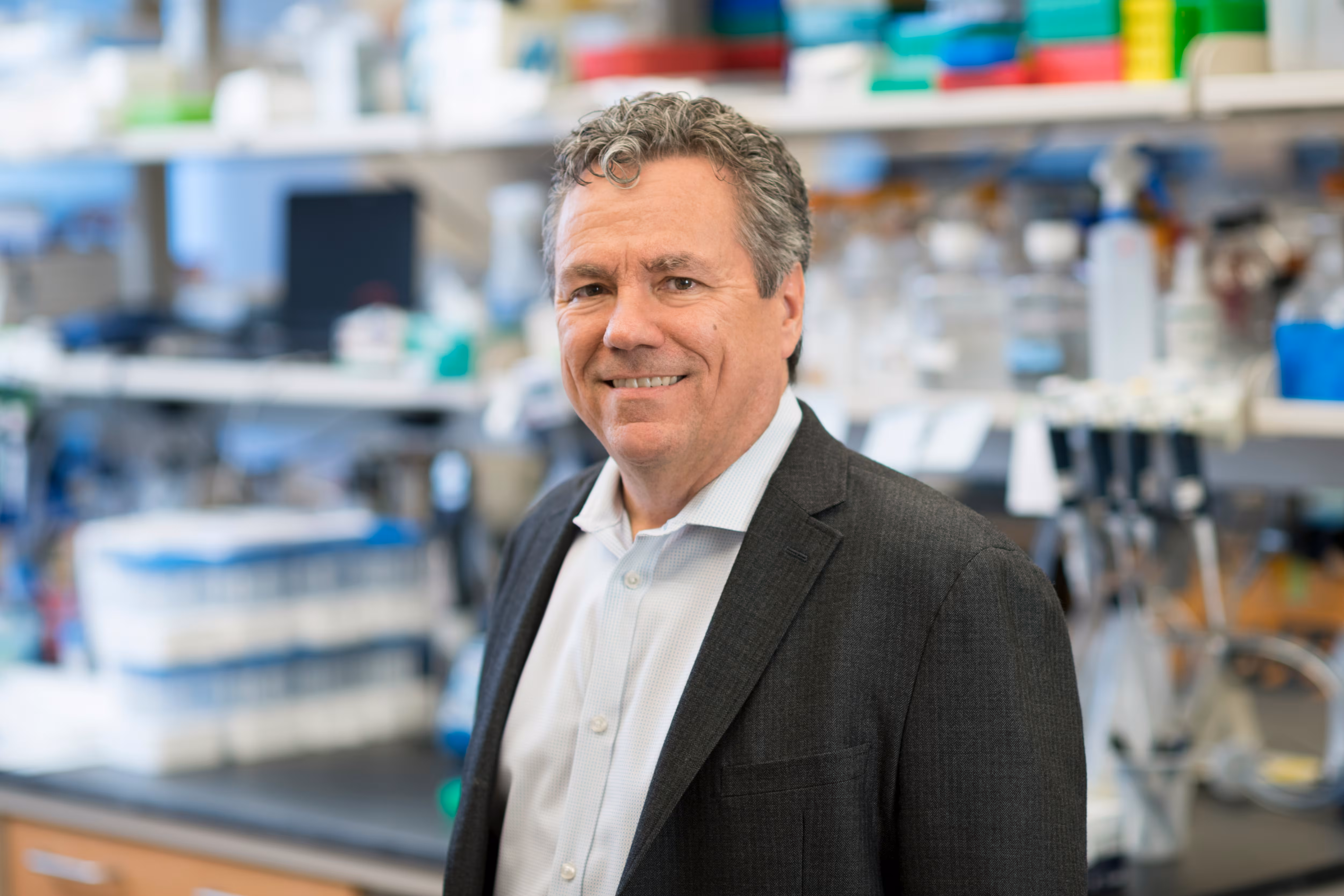 Scott Lowe, investigador: “Los gobiernos deben financiar la ciencia porque las farmacéuticas buscan ayudar, pero quieren ganar dinero”